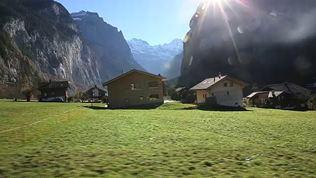 从火车上往温根爬，可以看到山上的景色视频素材