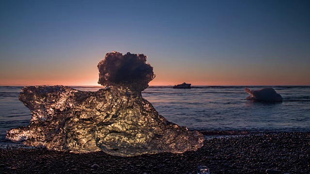 冰岛Jokulsarlon海滩上的冰视频素材