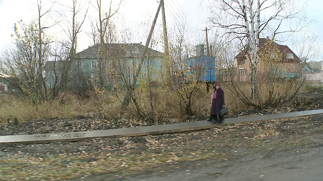 WS POV郊区住宅区的观点。街道上到处都是垃圾，房屋年久失修，紧接着是大桥/阿尔汉格尔斯克，阿尔汉格尔斯克州，俄罗斯视频素材