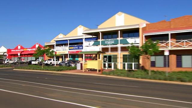 MS SLO MO Side POV拍摄的Driving through town / Coolgardie和Kalgoorlie，西澳大利亚，澳大利亚视频素材