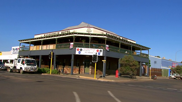 MS SLO MO Side POV拍摄的Driving through town / Coolgardie和Kalgoorlie，西澳大利亚，澳大利亚视频素材