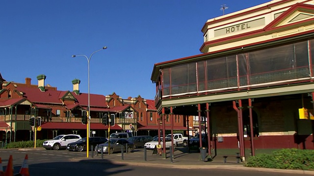 MS SLO MO Side POV拍摄的Driving through town / Coolgardie和Kalgoorlie，西澳大利亚，澳大利亚视频素材