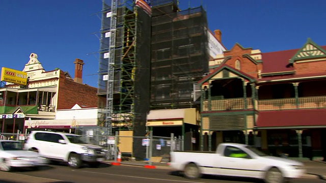 MS SLO MO Side POV拍摄的Driving through town / Coolgardie和Kalgoorlie，西澳大利亚，澳大利亚视频素材