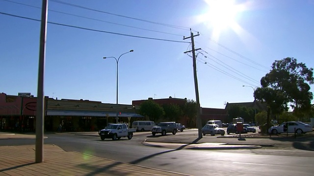 MS SLO MO Side POV开车穿过town / Coolgardie和Kalgoorlie，澳大利亚西部视频素材