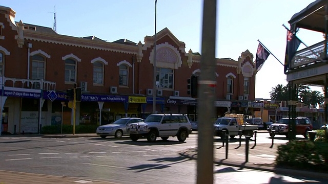 MS SLO MO Side POV开车穿过town / Coolgardie和Kalgoorlie，澳大利亚西部视频素材