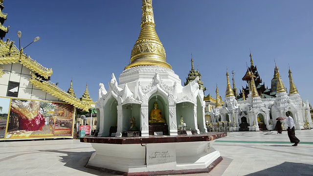 缅甸仰光，仰光地区，当地居民在大金塔的白色寺庙前行走视频素材