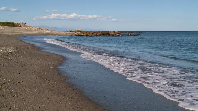 海岸上的海浪/阿尔凯德萨，安达卢西亚，西班牙视频素材