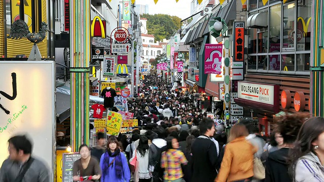 摄于日本东京原宿非常拥挤的街道视频素材