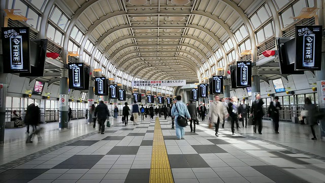 日本东京品川站人流拥挤的大厅视频素材