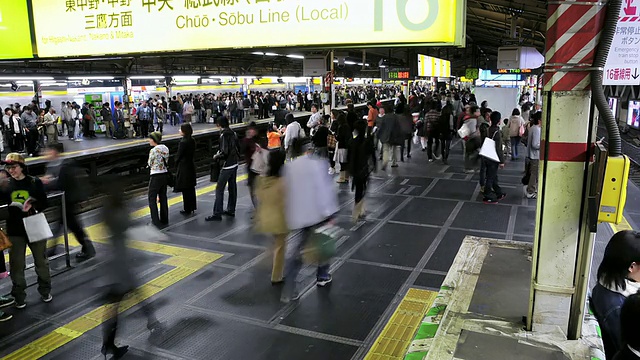 图为日本东京新宿站拥挤的站台上挤满了登车的人群视频素材