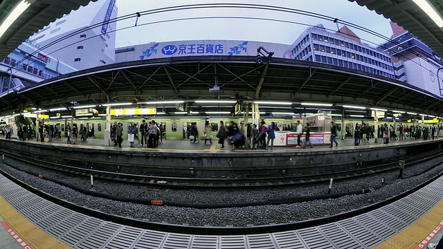 日本东京，繁忙的新宿站，进出站台的列车视频素材