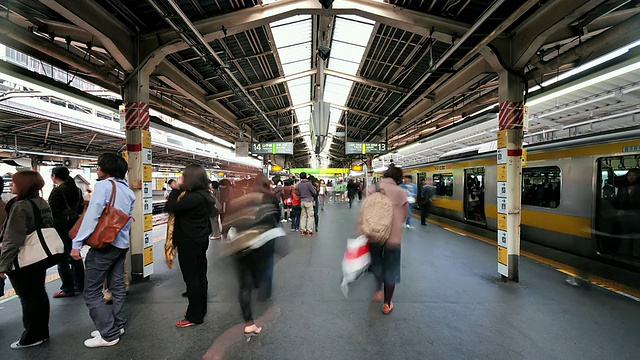 日本东京新宿站繁忙的站台，列车进进出出视频素材