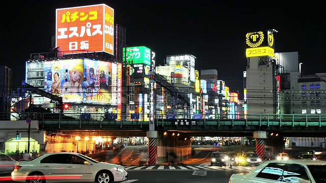 这是日本东京新宿的夜景，交通和火车通过五颜六色的霓虹灯视频素材