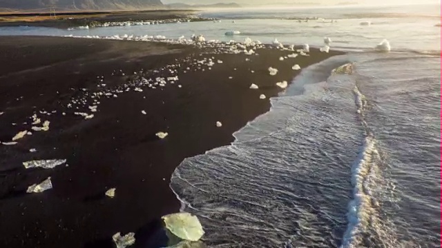 空中搁浅的冰山在冰岛海岸线- Jokulsarlon视频素材