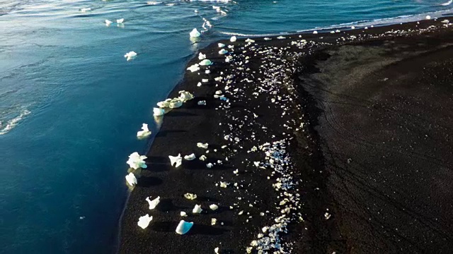 航拍搁浅冰山-冰岛Jokulsarlon视频素材