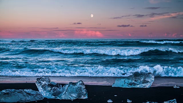 冰岛Jokulsarlon海滩上的冰山视频素材