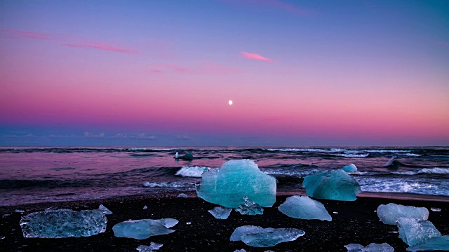 冰岛Jokulsarlon海滩上的冰块视频素材