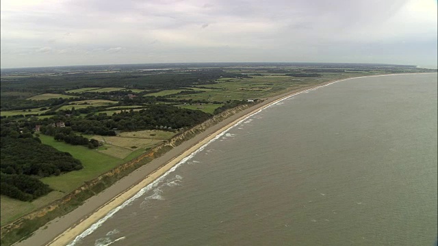 南沃尔德海岸线-鸟瞰图-英格兰，萨福克，萨福克海岸地区，英国视频素材