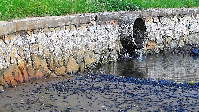 从管道工厂排出的废水视频素材