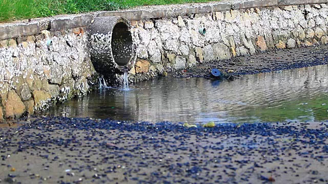 从管道工厂排出的废水视频素材