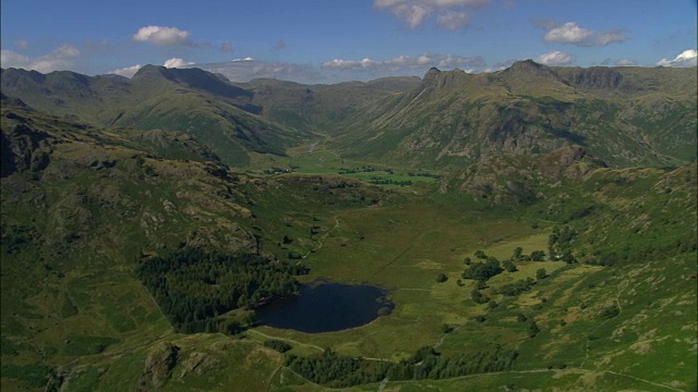 英国- Langdale和Elterwater -鸟瞰图视频素材