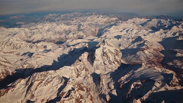 阿尔卑斯山勃朗峰的鸟瞰图视频素材