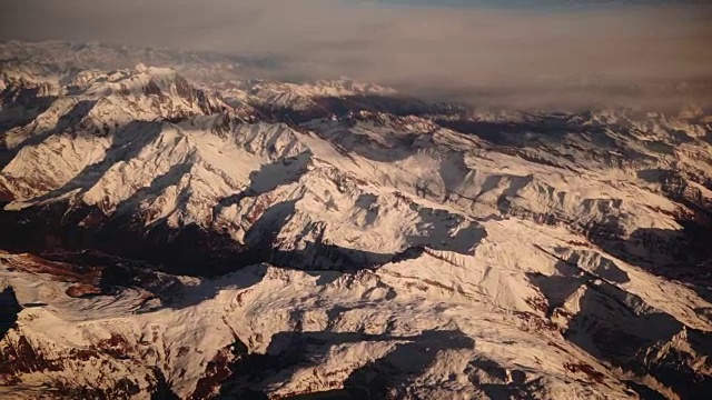 阿尔卑斯山勃朗峰的鸟瞰图视频素材