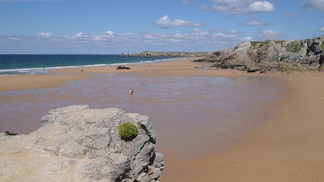 沙地和岩石海岸在Cote Sauvage视频素材