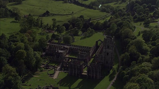 喷泉修道院-鸟瞰图-英格兰，北约克郡，克雷文区，英国视频素材