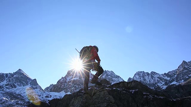 一个登山者接近雪山的顶峰视频素材