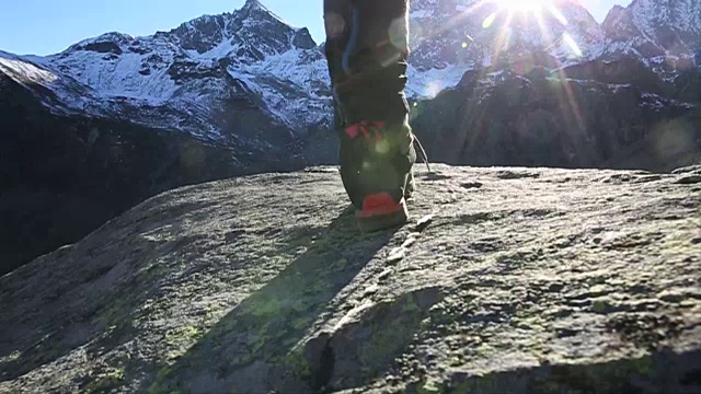 登山者越过峰顶山脊，望向雪山视频素材