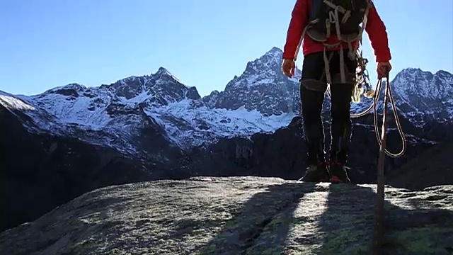 登山者越过峰顶山脊，望向雪山视频素材