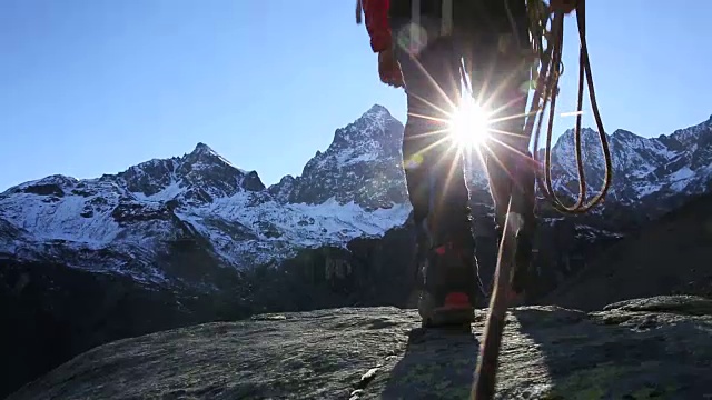 登山者越过峰顶山脊，望向雪山视频素材