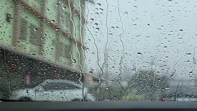 大雨带着恶劣的天气条件行驶在路上视频下载