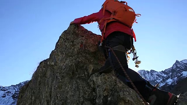 一个登山者在雪山之上接近顶峰视频素材