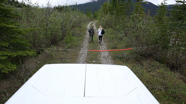 夫妻俩沿着山路走，到车上视频下载