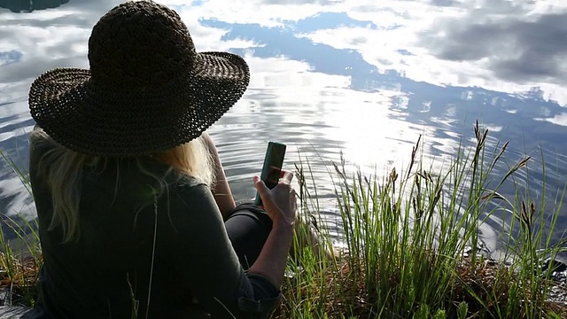 女人把脚趾伸进清澈的山湖里视频下载