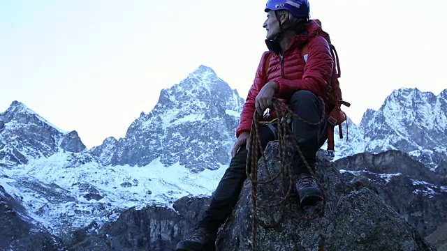 雪山山顶上的登山者的肖像视频素材