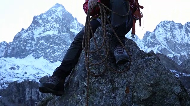 雪山山顶上的登山者的肖像视频素材