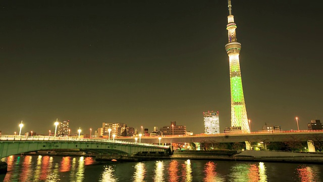 东京天空树在夜晚的时间流逝视频素材