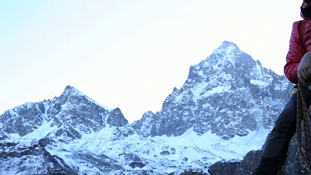 雪山山顶上的登山者的肖像视频素材