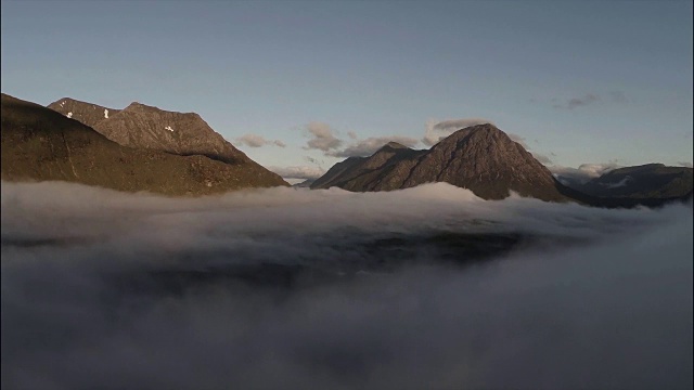 航拍通过云层逆温显示buachaille etive mor山在日出视频素材