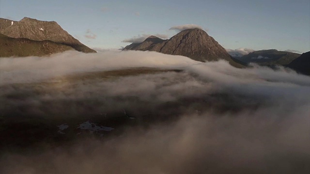 航拍通过云层逆温显示buachaille etive mor山在日出视频素材