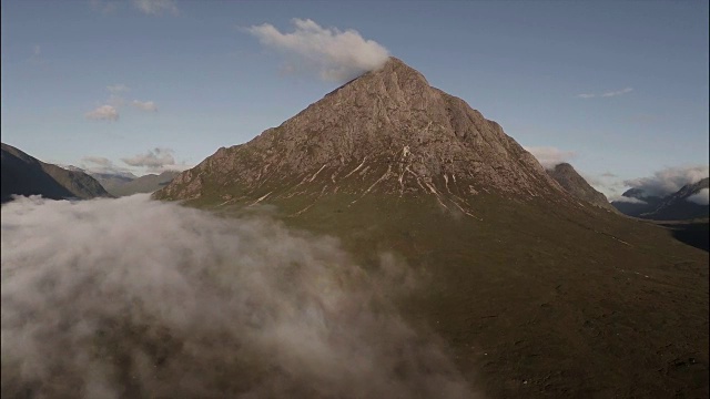 宽航拍buachaille etive mor山在苏格兰高地与云逆温视频素材