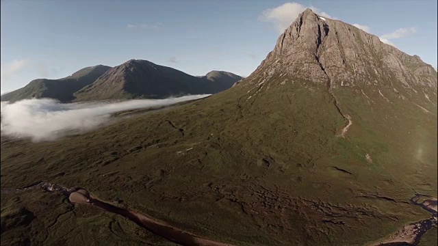 宽航拍buachaille etive mor山在苏格兰高地与云逆温视频素材