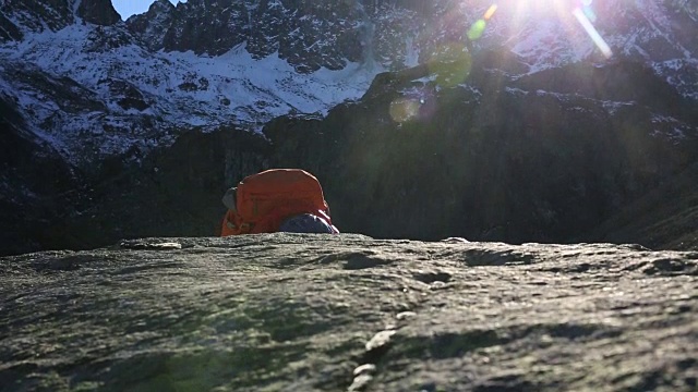 登山者攀登山脊，在雪山之上视频素材