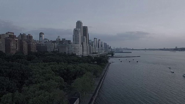 城里下雨的日子。恶劣的天气背景视频素材