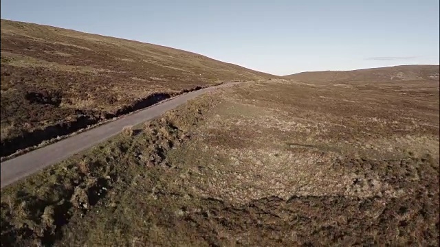 航拍在斯凯岛(苏格兰)的一个宁静的乡村道路揭示风景视频素材