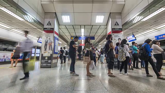 时间流逝:地铁列车和乘客，泰国视频素材