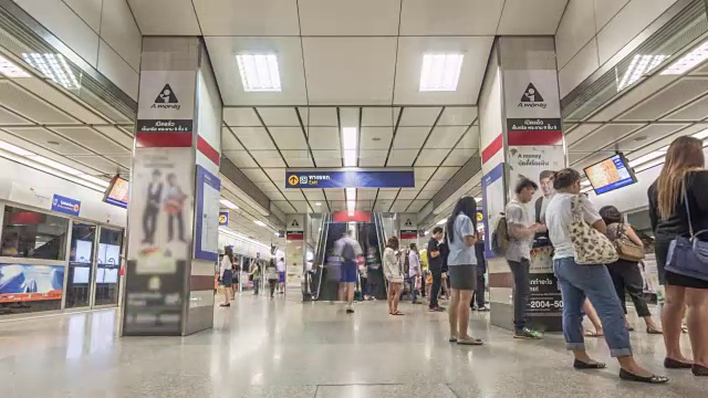 时间流逝:地铁列车和乘客，泰国视频素材